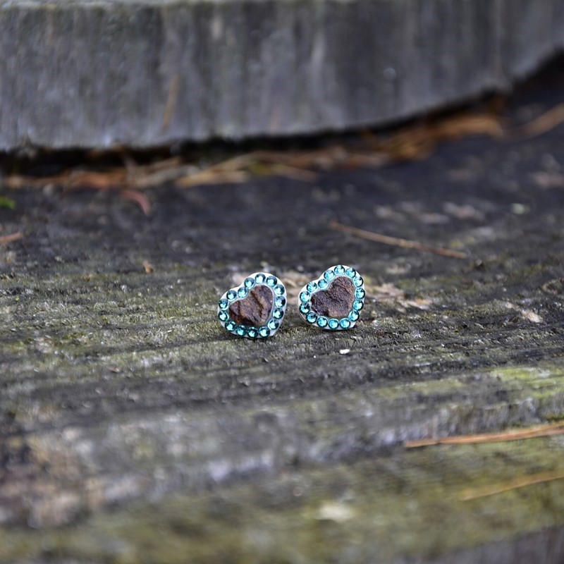 šperk z lesa - náušnice srdíčka se smaragdově zelenými kamínky - Art&Nature