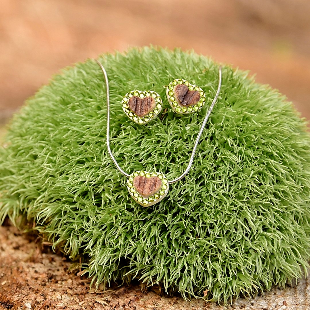 šperk z lesa - náušnice srdíčka s olivově zelenými kamínky - Art&Nature