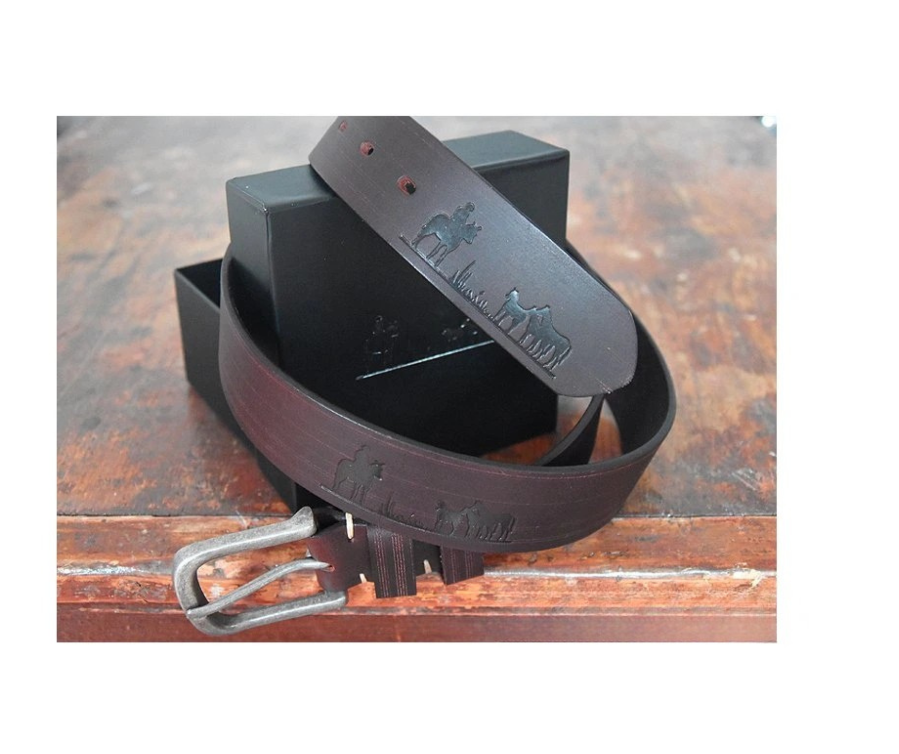 kožený opasek "Skupina koní"